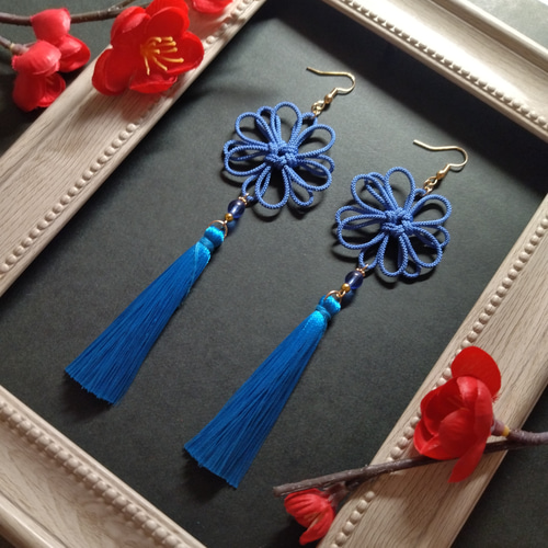 八重菊結びとタッセルのピアス(イヤリング)（薄青）【チャイナ【中華