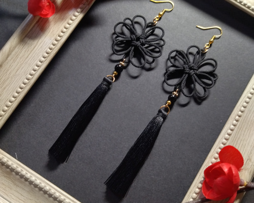 八重菊結びとタッセルのピアス(イヤリング)（黒）【チャイナ【中華