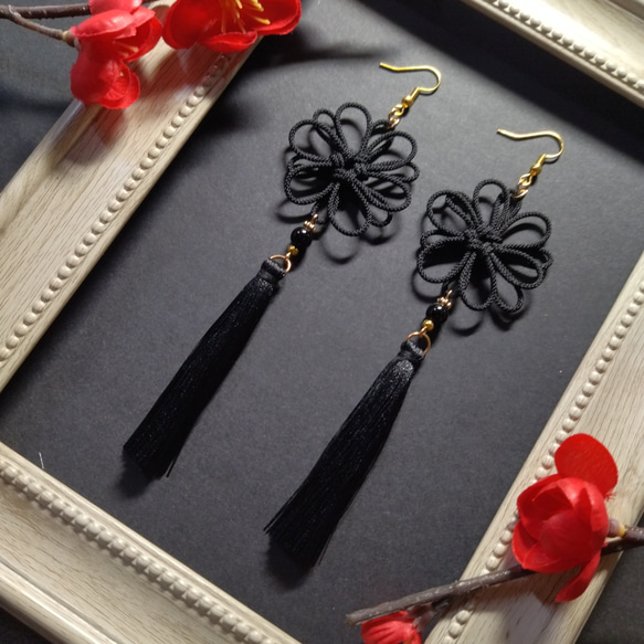 八重菊結びとタッセルのピアス(イヤリング)（黒）【チャイナ【中華