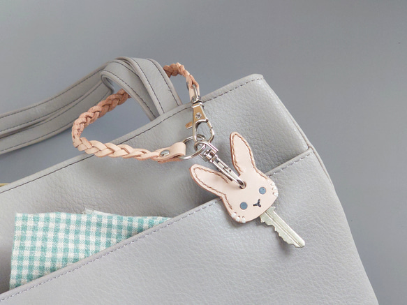 【うさぎ】キーカバー＆革ロープ＆ナスカン付【5色選択・還暦祝】バックチャーム ※袋ラッピング無料 9枚目の画像