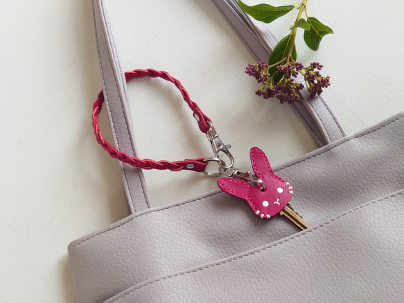 【うさぎ】キーカバー＆革ロープ＆ナスカン付【5色選択・還暦祝】バックチャーム ※袋ラッピング無料 2枚目の画像