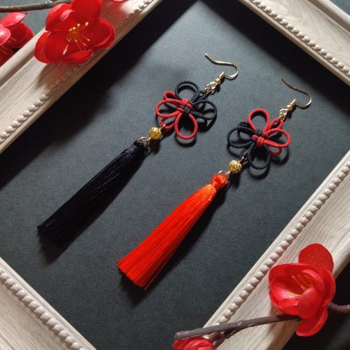 バイカラー】飾り結びとタッセルのピアス(イヤリング)（色オーダー可