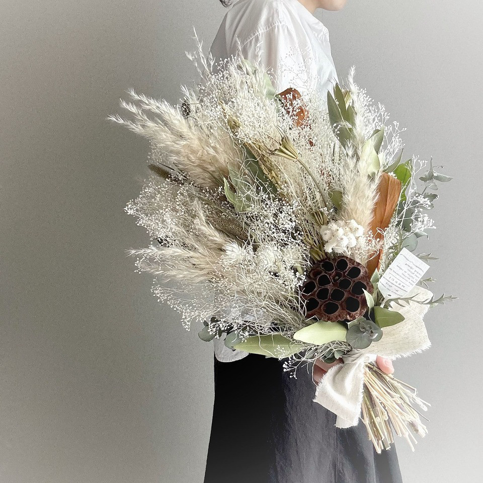 【CM放映作品】パンパスグラスとかすみ草の白いスワッグ