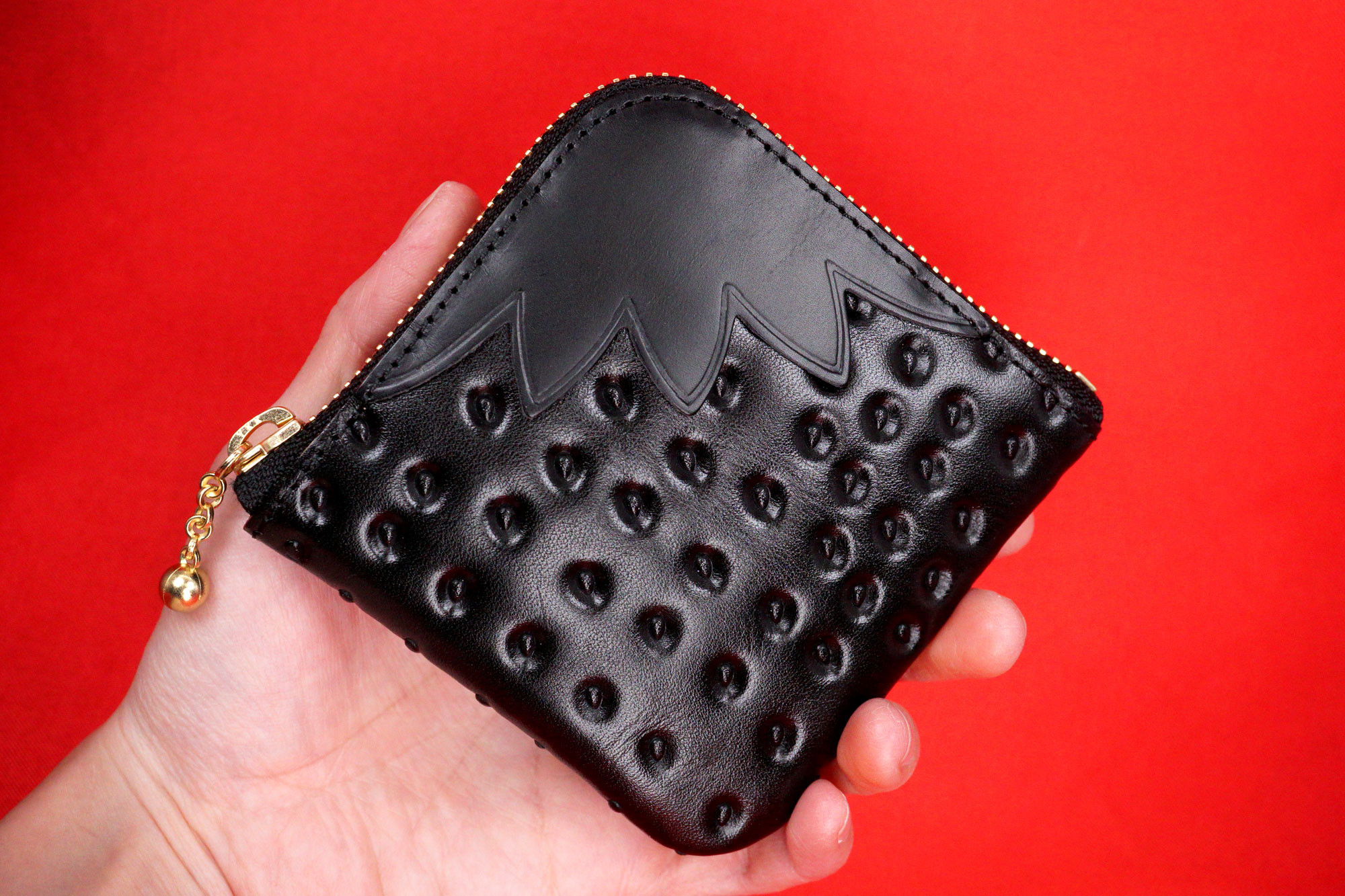 普段使いのヘタ付きいちごなL字ファスナーコンパクト財布｜黒いちご（牛革製）