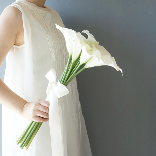 人気の白いカラーが主役 春のウェディングブーケ 結婚式用造花 