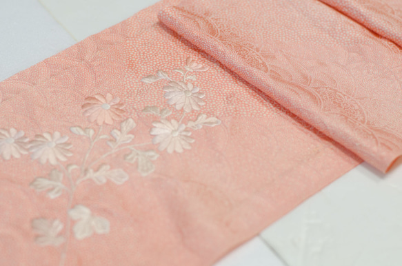 正絹　刺繍のあるオレンジピンクの江戸小紋半幅はぎれ　1.4m  和小物、つまみ細工などに 1枚目の画像