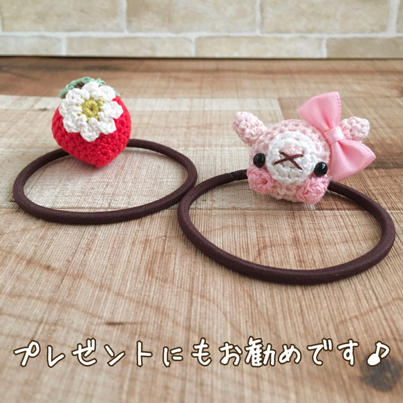 \新的！ / 對於小孩子♡對於孫子♡對於朋友♡非常適合作為禮物 \非常受歡迎！ / 有光澤的紅色草莓 Amigurumi 髮帶 第13張的照片