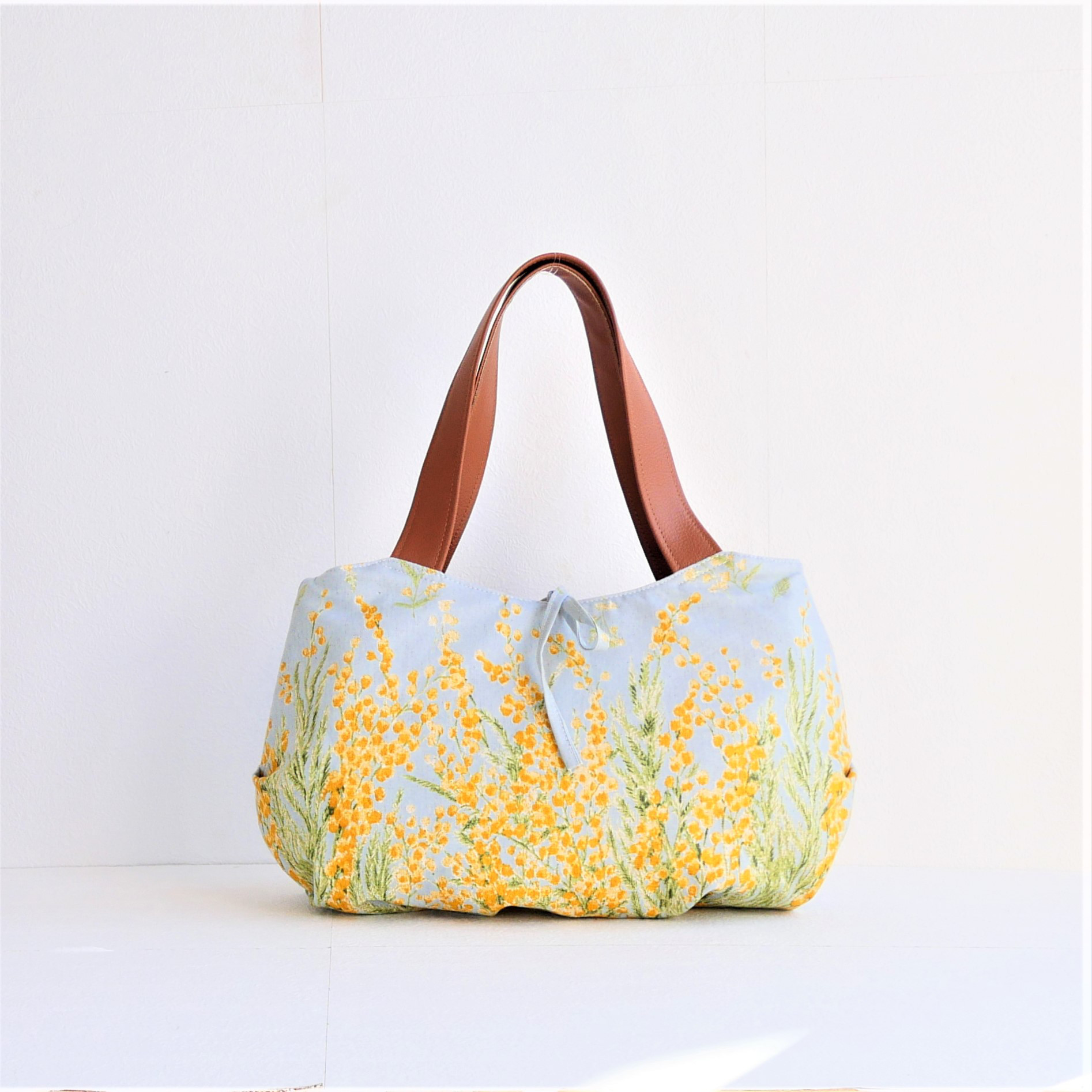 ミモザ2026　ミモザ柄　くすみブルーミモザ柄のぷっくり が可愛いタックラウンドトート
