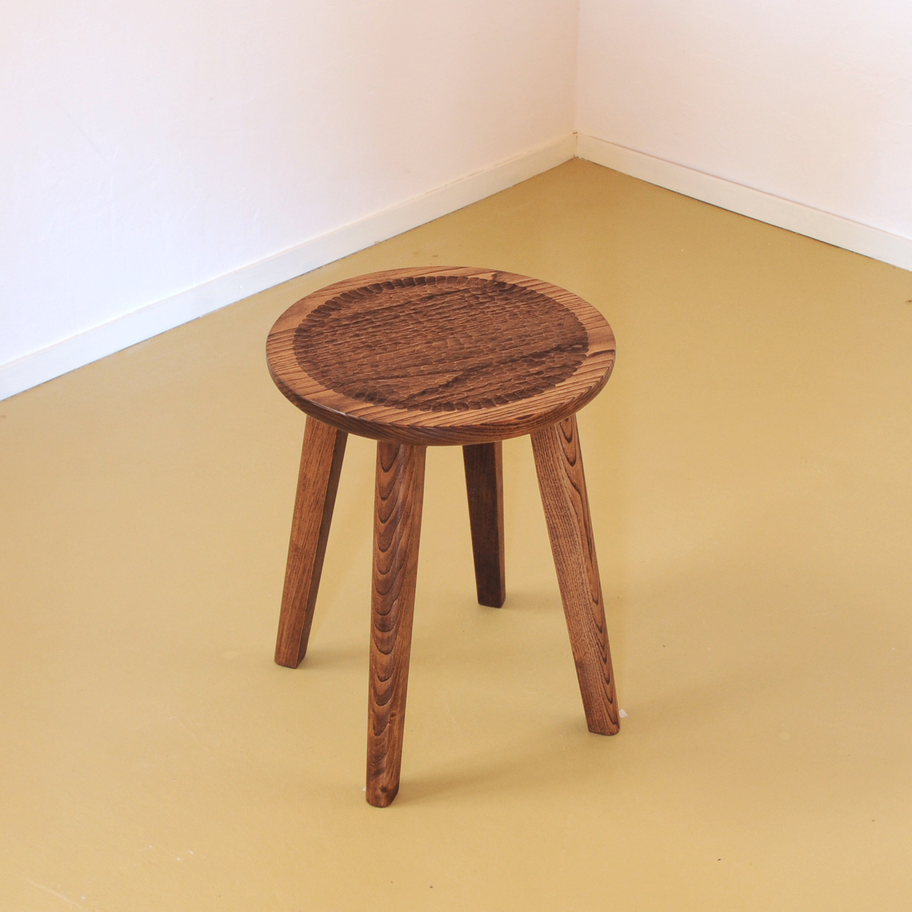 手彫りの丸スツール｜座面高さ42(クリ・着色オイルDBR)デスク・テーブルに【便利に使える｜サイドテーブル・花台】