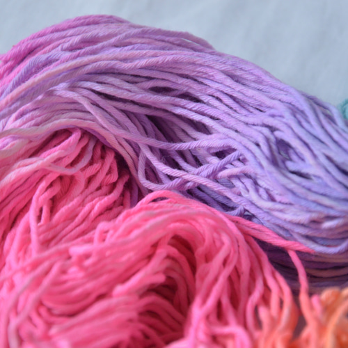 再販 手染め糸 コットン neon rainbow並太 nijiyarn 毛糸