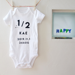 簡單的 1/2 字母半生日連身衣，上面有姓名、出生日期和出生體重♡ 第1張的照片