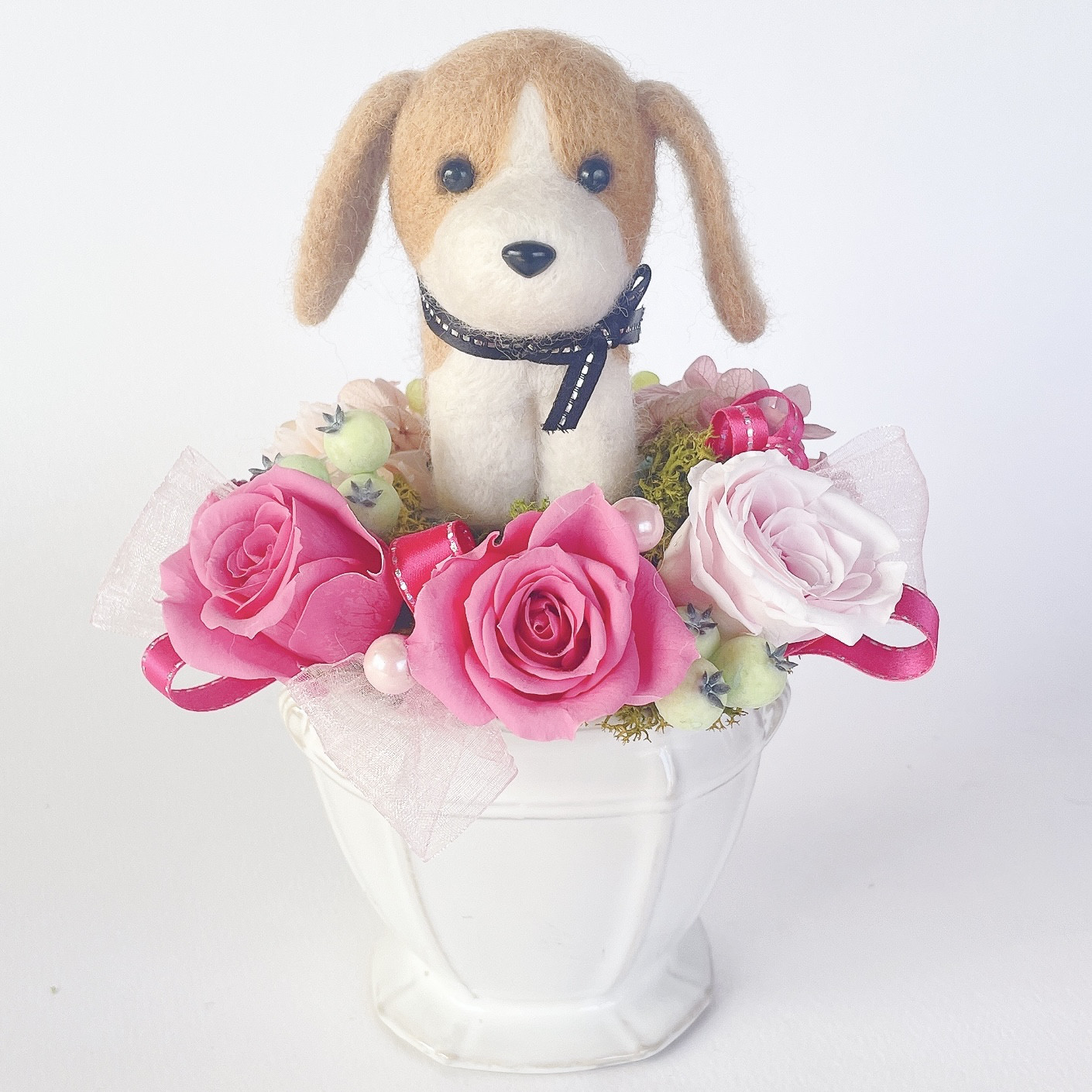 ビーグルのプリザーブドフラワーアレンジメント（ピンク）　犬　母の日 8,330円