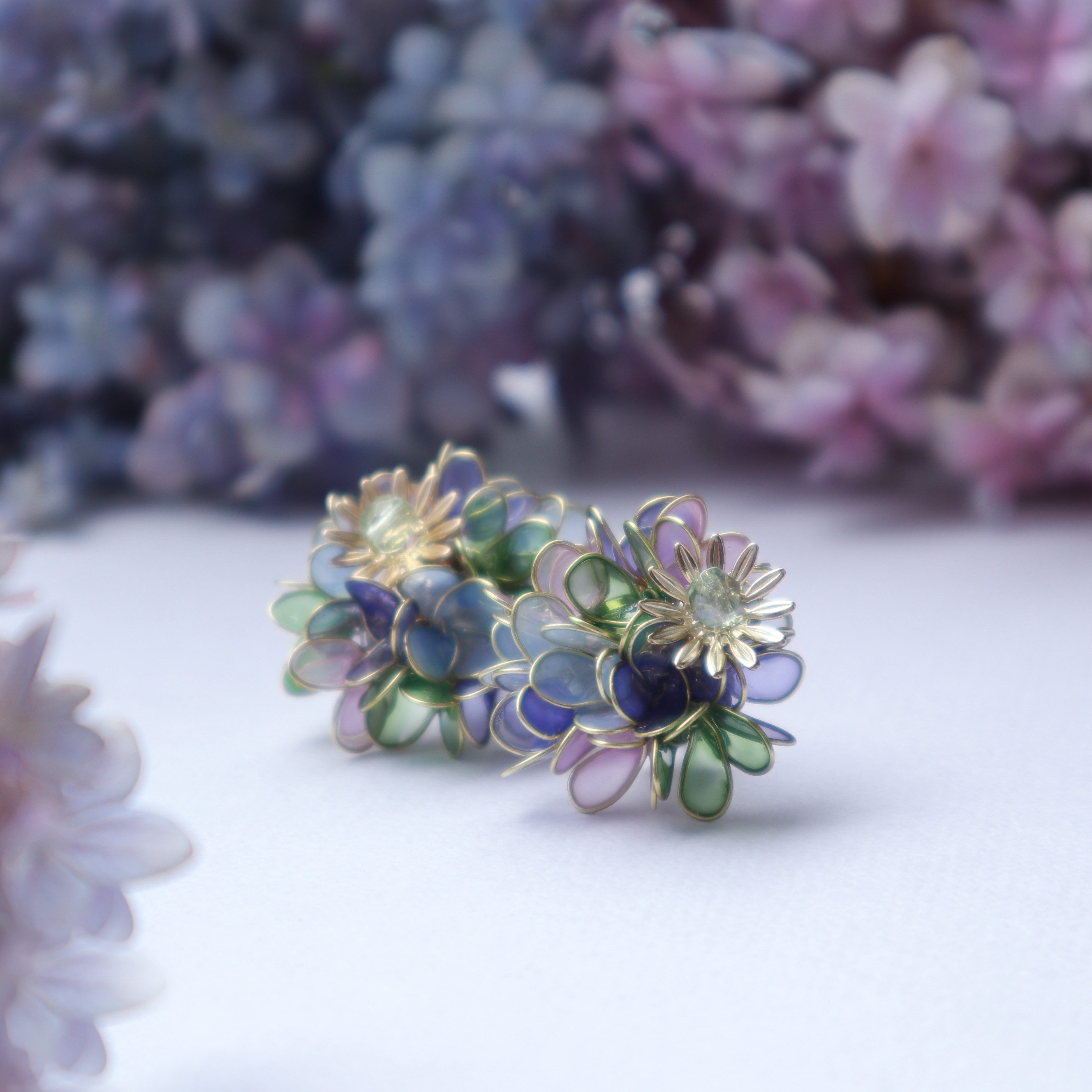 紫陽花の花耳飾り　紫と緑