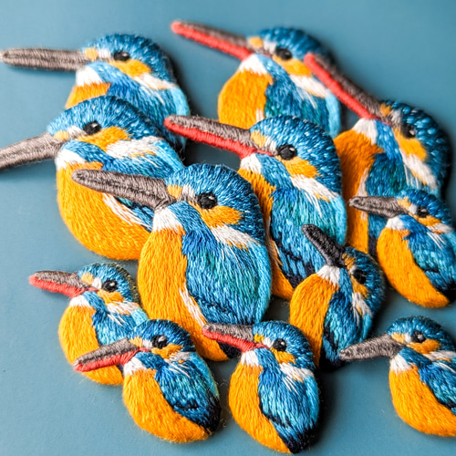 カワセミの刺繍ブローチ メス 鳥 胸針・別針 cancan 的作品