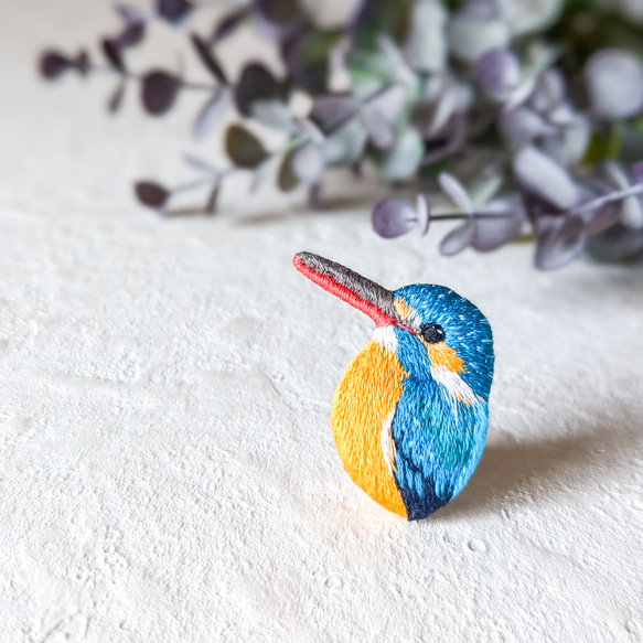カワセミの刺繍ブローチ メス 鳥 胸針・別針 cancan 的作品