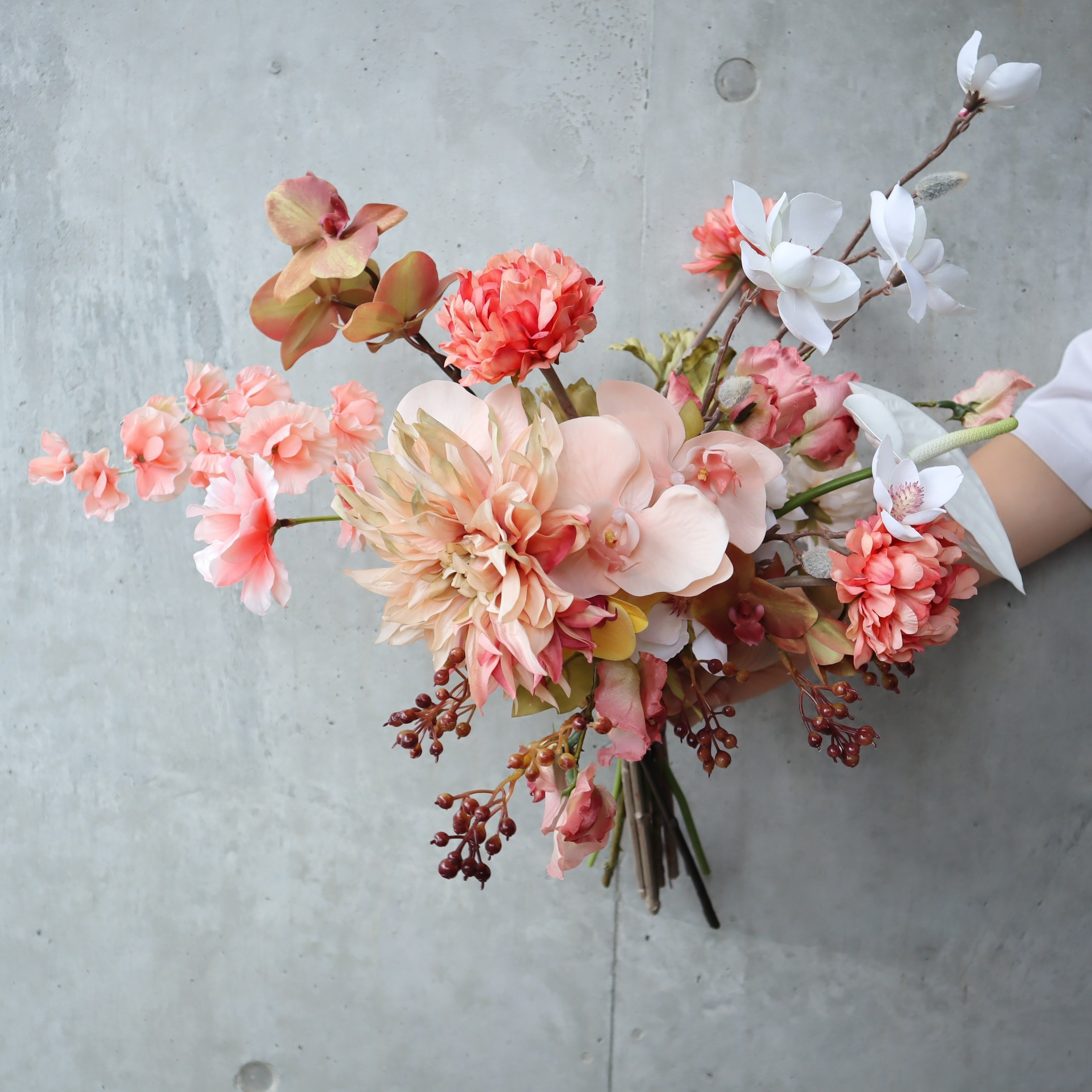 春風そよぐアンスリウムや胡蝶蘭を合わせた淡いカラーのクラッチブーケ ウェディングブーケ アーティフィシャルブーケ