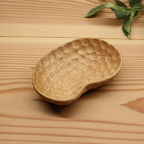 手彫りで仕上げたナッツ皿 豆皿 楢(ナラ)の木 長さ約13cm 薬味皿・豆皿