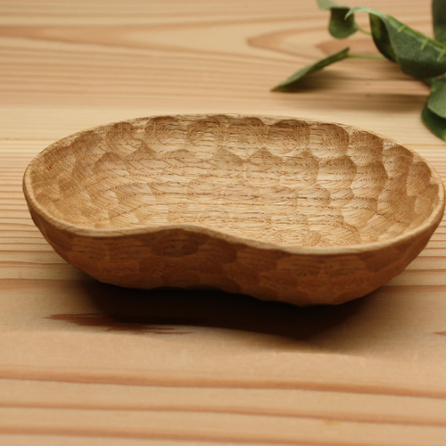 手彫りで仕上げたナッツ皿 楢(ナラ) 長さ約13cm 薬味皿・豆皿 u.wood