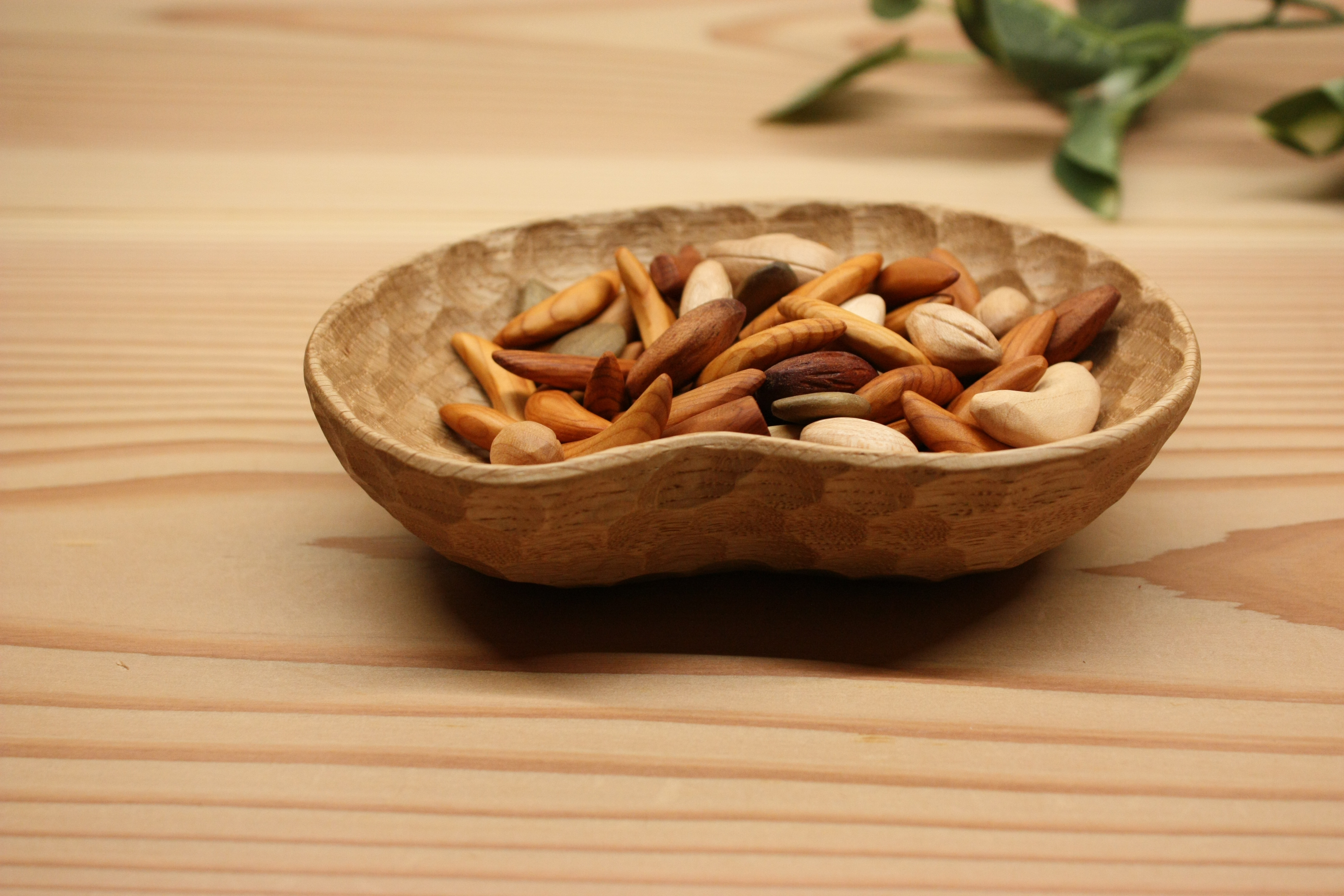 手彫りで仕上げたナッツ皿 豆皿 楢(ナラ)の木 長さ約13cm 薬味皿・豆皿