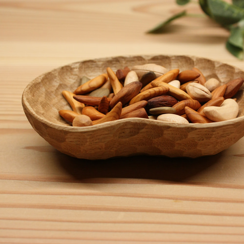 手彫りで仕上げたナッツ皿 豆皿 楢(ナラ)の木 長さ約13cm 薬味皿・豆皿