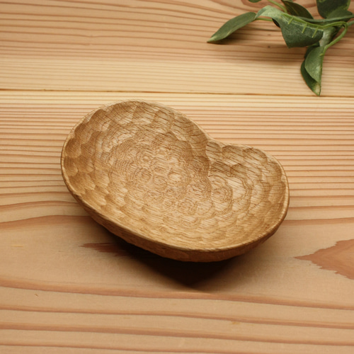 手彫りで仕上げたナッツ皿 楢(ナラ) 長さ約13cm 薬味皿・豆皿 u.wood
