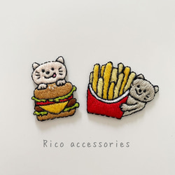 カラフル猫ちゃんと大きなハンバーガーの手刺繍ブローチ 3枚目の画像