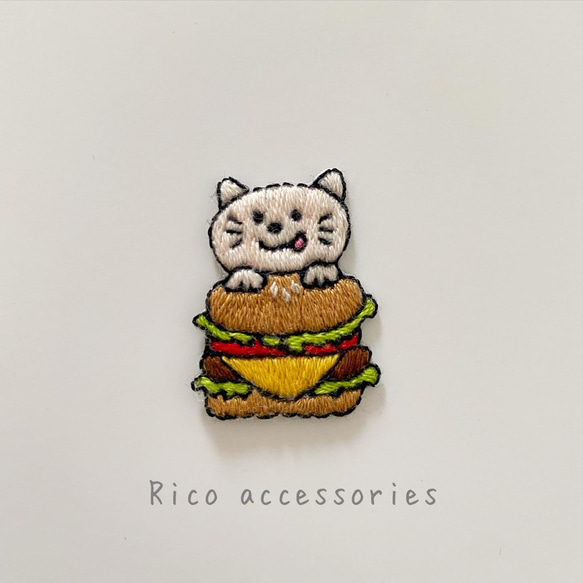 カラフル猫ちゃんと大きなハンバーガーの手刺繍ブローチ 1枚目の画像