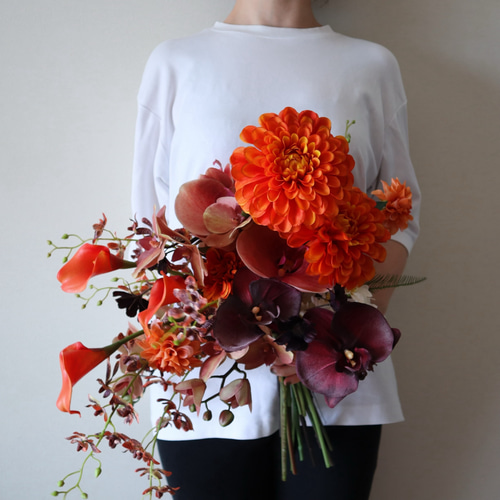 魅力引き立つテラコッタ洋マムや胡蝶蘭のトレンドブーケ♡ リリー