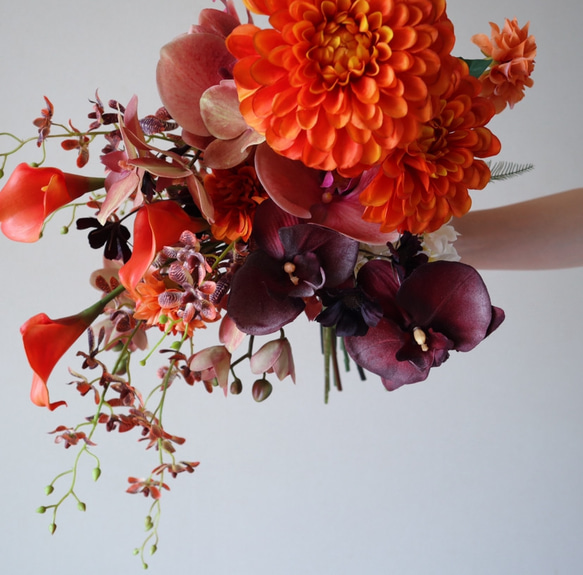 魅力引き立つテラコッタ洋マムや胡蝶蘭のトレンドブーケ♡ リリー ウェディングブーケ アーティフィシャルフラワー 誕生日