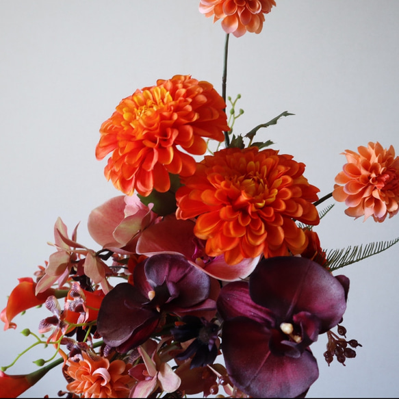 魅力引き立つテラコッタ洋マムや胡蝶蘭のトレンドブーケ♡ リリー ウェディングブーケ アーティフィシャルフラワー 誕生日