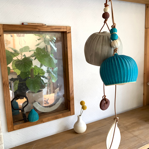 青い魚の形の陶器製風鈴 楽天市場】【20％OFF】 風鈴 ガラス ミディ風鈴 水玉金魚 R-321
