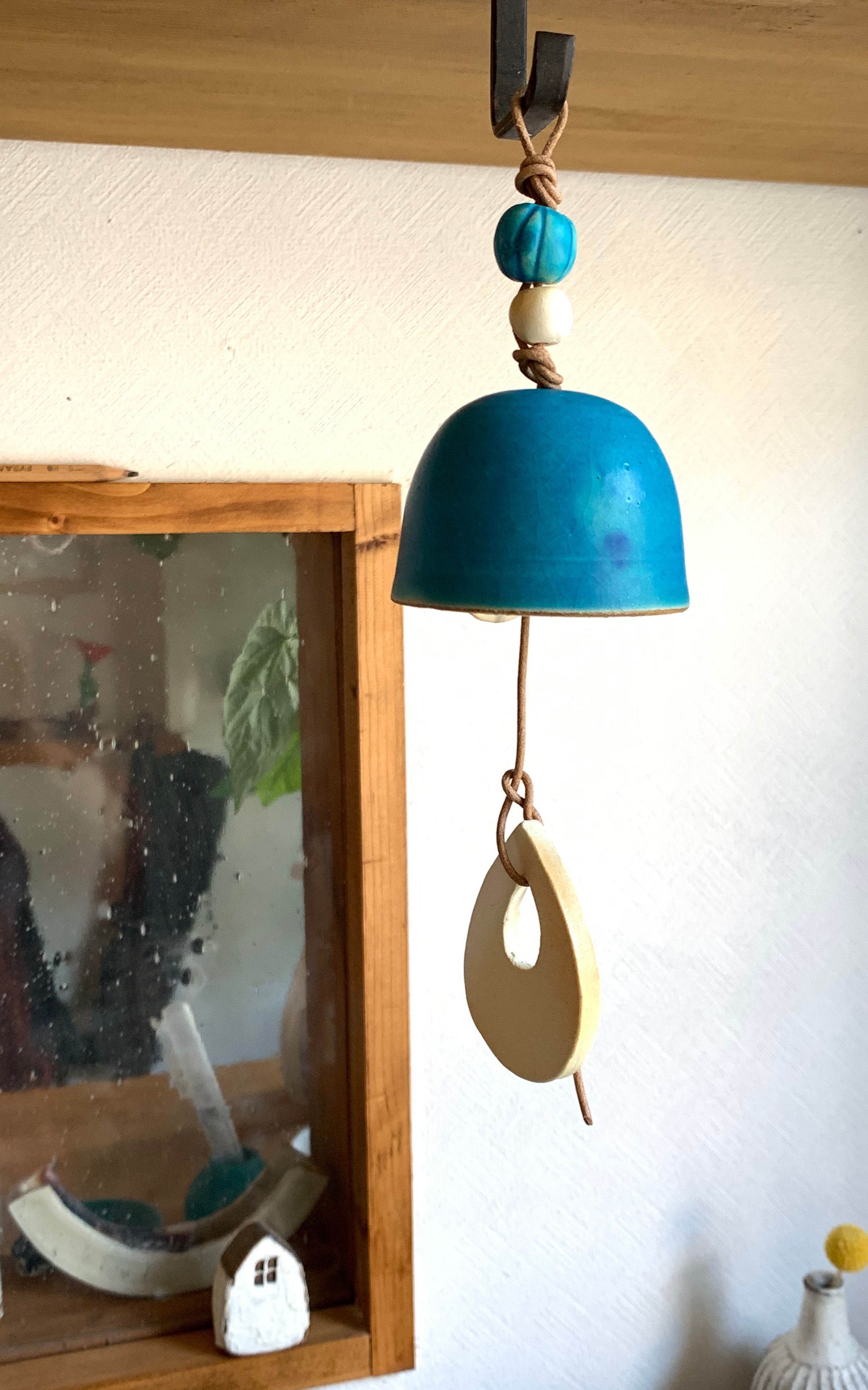 青い魚の形の陶器製風鈴