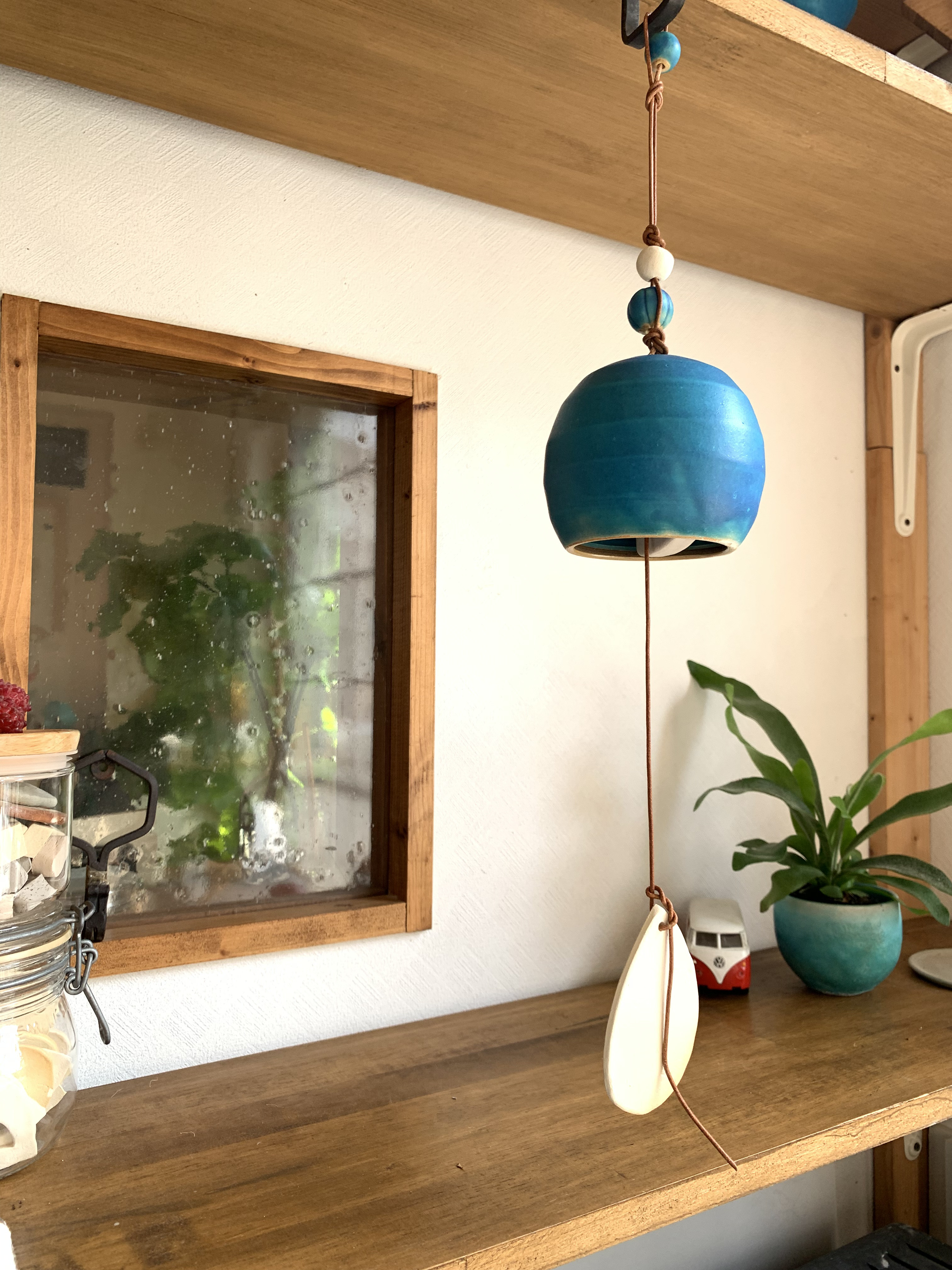 青い魚の形の陶器製風鈴