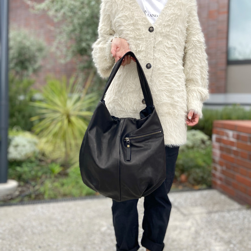 ソフトで軽い大きめショルダーバッグ＊馬革＊軽量＊A4収納可