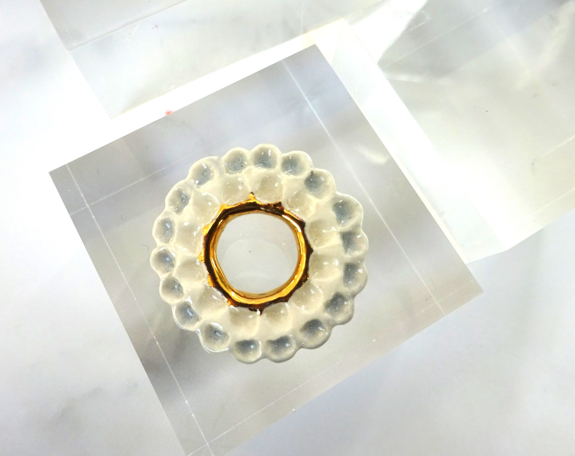 花のbroach（ダリア）白＋グレー
