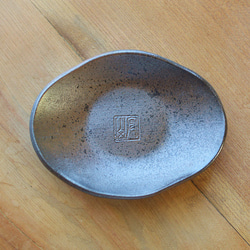 【訳あり品】浅鉢（小）／黒・焼き〆陶器（レンジ、オーブン、食洗機ＯＫ） 7枚目の画像