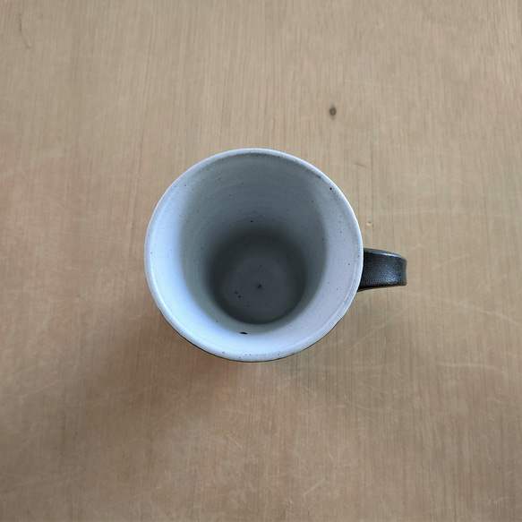 【訳あり品】コーヒーカップ／黒×白・焼き〆陶器（レンジ、オーブン、食洗機ＯＫ） 10枚目の画像