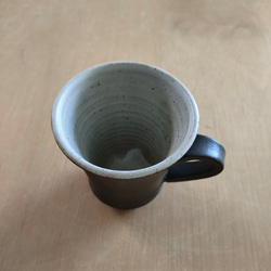 【訳あり品】コーヒーカップ／黒×白・焼き〆陶器（レンジ、オーブン、食洗機ＯＫ） 3枚目の画像