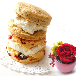 母の日 スコーンクリームサンド６個入り フラワーアレンジメント付き 送料無料 1枚目の画像