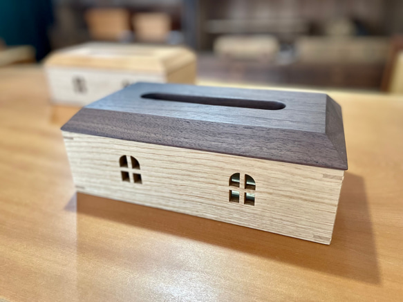 黒い屋根のお家のティッシュケース 3枚目の画像