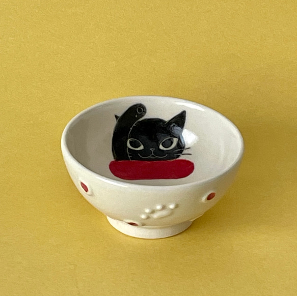 猫絵のぐい呑み(右手を上げてる黒猫) 1枚目の画像