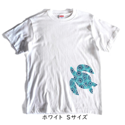 送料無料☆　型染め　花柄ウミガメのTシャツ 2枚目の画像