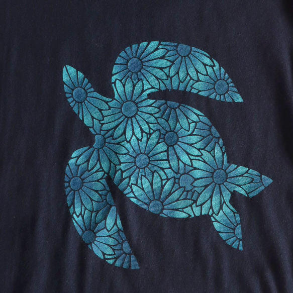 送料無料☆　型染め　花柄ウミガメのTシャツ 5枚目の画像
