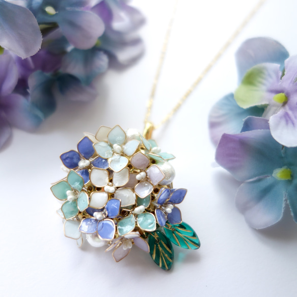 繡球花和棉珍珠兩用胸針和項鍊 第1張的照片