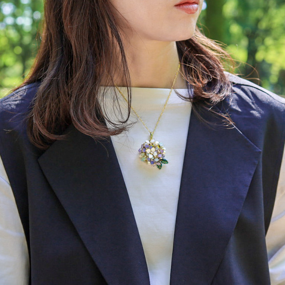 繡球花和棉珍珠兩用胸針和項鍊 第4張的照片