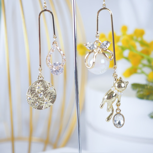 ♡ハンドメイド♡ビジューピアスイヤリング天秤座 ♡ハンドメイド♡ビジューピアスイヤリング天秤座 - メルカリ