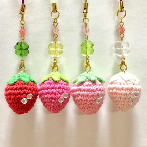 ❣️オプションでお買い得2個¥600❣️編みいちご×四葉の