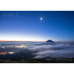 【A4、A3可能】雲海に浮かぶ蝦夷富士、羊蹄山・アートポスター 北海道風景写真 1枚目の画像