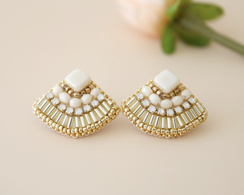 きらめく竹ビーズの扇形刺繍ピアス（ゴールド）／誕生日・ギフトに