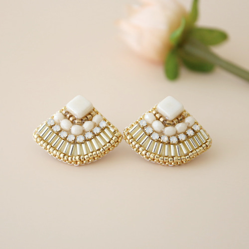 きらめく竹ビーズの扇形刺繍ピアス（ゴールド）／誕生日・ギフトに